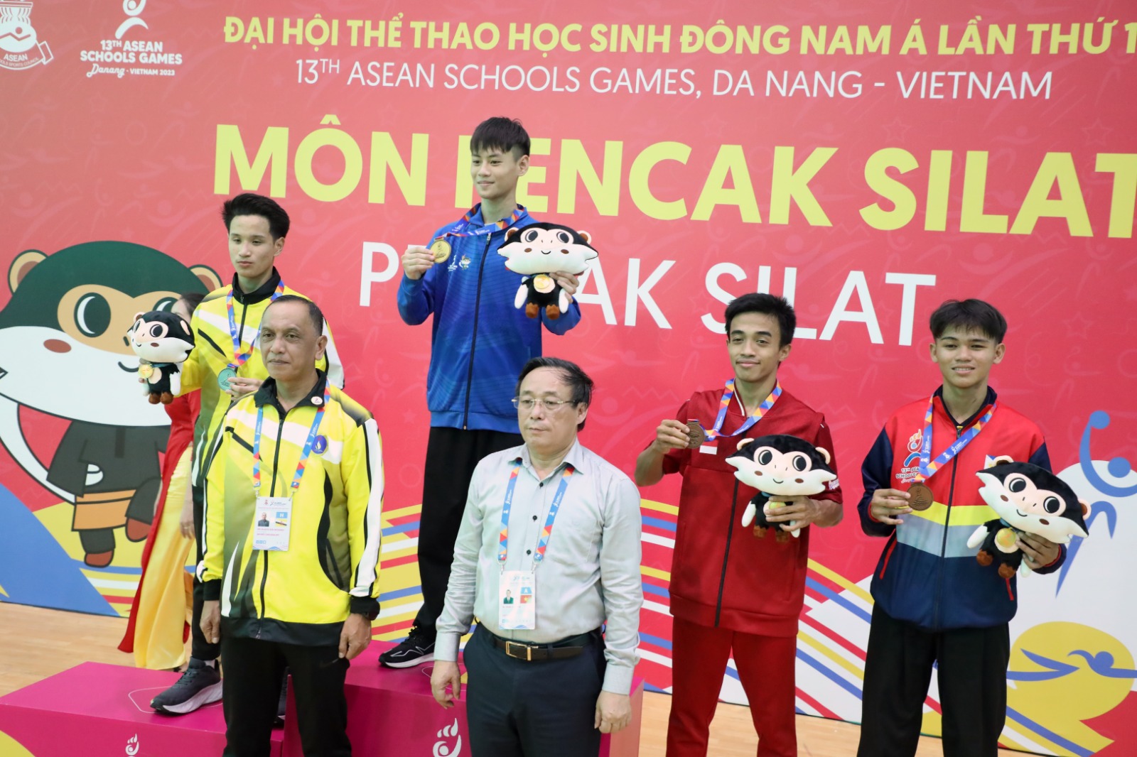 Muhammad Iqbal (dua dari kanan)  pesilat asal Sumbar binaan FKKSPG  menerima medali Perunggu pada ASEAN Schools Games 2024 di Vietnam.